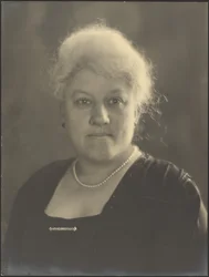[Portret van een vrouw met parels en een broche]