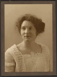 Portret van een vrouw met geplooid bovenstuk