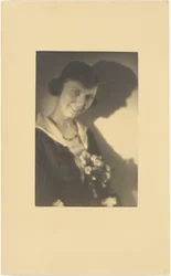 [Portret van een vrouw met profielschaduw]