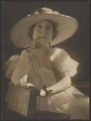 [Portret van een vrouw met linten om haar polsen]