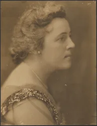 [Portret van een vrouw met een kraag van pailletten]