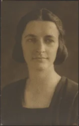 Portret van een vrouw met gestreept jasje