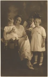 [Portret van een vrouw met drie kinderen]