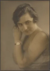 Portret van een vrouw met horloge