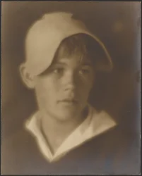 [Portret van een jonge jongen in een cap]