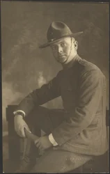 [Portret van een jonge man in uniform].