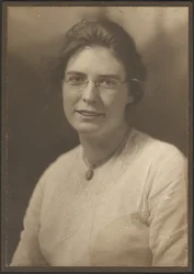 Portret van een jonge vrouw met bril