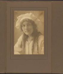 [Portret van een jonge vrouw in een matrozenpakje].