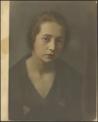 [Portret van een jonge vrouw met gekruiste armen].