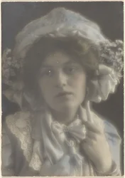 [Portret van een jonge vrouw met mooie hoed].