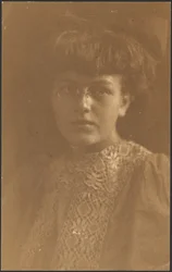 Portret van een jonge vrouw met bril