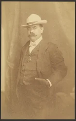 [Zelfportret staand]