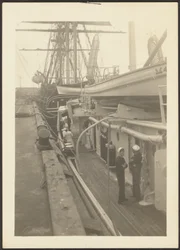 [Scheepsdek met matrozen].