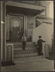 [Twee jongens voor Fleckensteins studio in Long Beach]