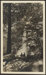 [Twee figuren bij waterval in het bos].