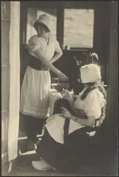 [Twee vrouwen gekleed in Nederlandse klederdracht].