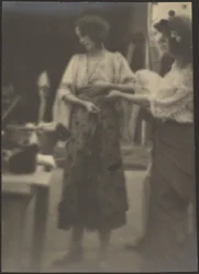 [Twee vrouwen in studio].