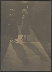 [Twee vrouwen en schaduwen].