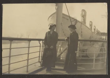 [Twee vrouwen bij een pier].