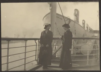 [Twee vrouwen op een pier].