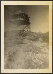 [Uitkijktoren in landschap].