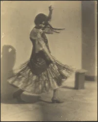 [Vrouw die danst in Spaanse klederdracht]