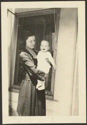 [Vrouw die lachende baby vasthoudt].