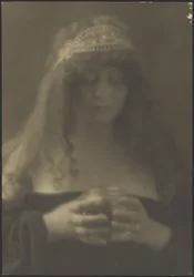 [Vrouw die vaas vasthoudt]