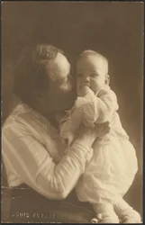 Vrouw die een baby kust
