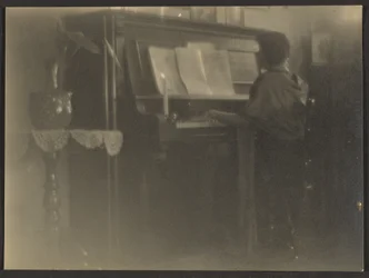 [Vrouw die piano speelt].