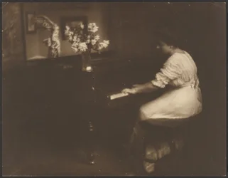 [Vrouw die piano speelt]