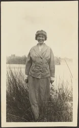 [Vrouw staat in het riet].
