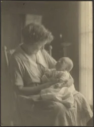 [Vrouw en kind in schommelstoel].