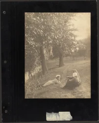 Vrouw en meisjes in een weide