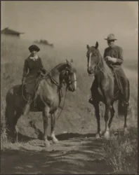 [Vrouw en man te paard]