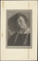 [Vrouw in jurk met golvende biezen].