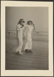 [Vrouw in witte jurken op het strand]