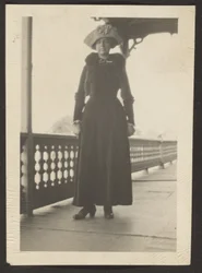 [Vrouw op balkon]