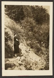 [Vrouw op de heuvel].