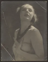 [Vrouw met kralenketting]