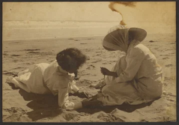 [Vrouwen die op het strand luieren]