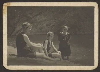 [Vrouwen in badpakken]