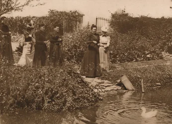 Een groep vrouwen bij een eendenvijver, 1937