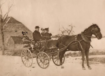 Mannen en vrouwen in een door paarden getrokken koets, 1937