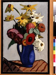 Boeket bloemen in blauwe vaas