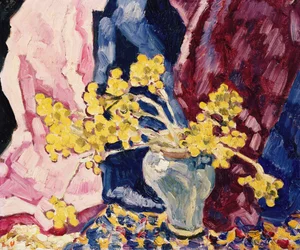 Blauwe vaas, gele bloemen en gordijnen