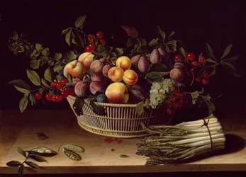 Stilleven met een mand fruit en een bos asperges