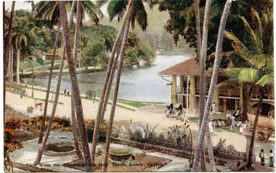 Uitzicht vanaf de Tempel van de Heilige Tand, Kandy, Ceylon, ca. 1900-20 (handgekleurde foto)
