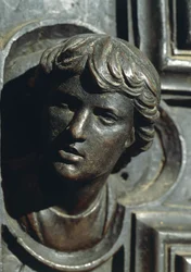 Hoofd van Giuliano de Medici, detail van bronzen werk op deur door Luca della Robbia (1400-1481). Nieuwe Sacristie, Kathedraal van Santa Maria del Fiore, Florence, Italië