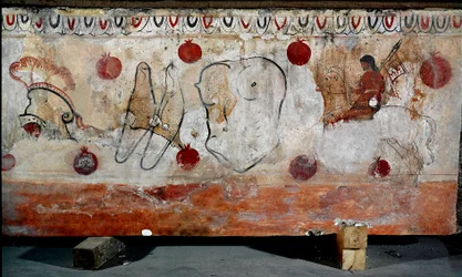 Een ruiter en de verschillende onderdelen van zijn wapenrusting. Lucanisch fresco uit de 4e eeuw v.Chr., uit de necropolis van Paestum, Italië. Museo Nazionale Archeologico, Paestum